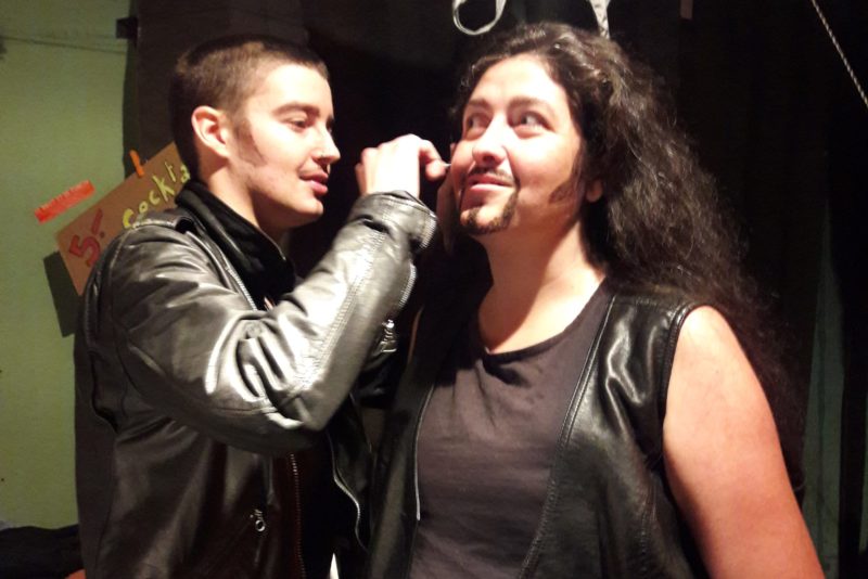 Clém (à gauche) lors d'un atelier Drag King.